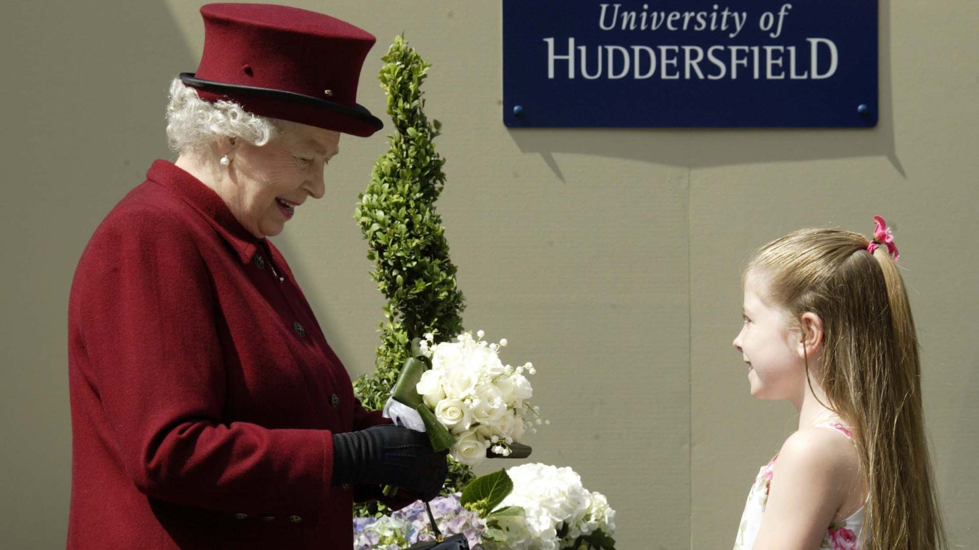 Picture of the Queens visit to campus in 2007