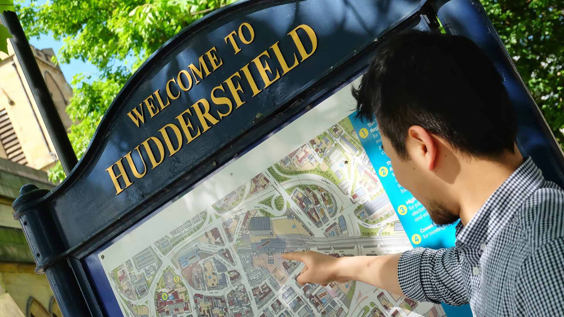 A new student looks at the campus map at the entrance to the University