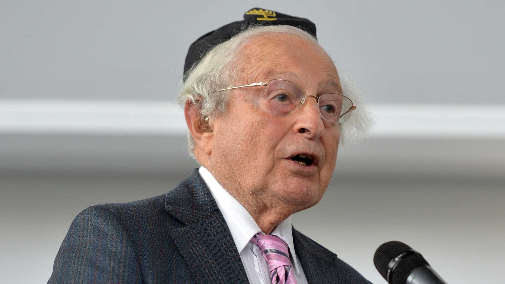 Rudi Leaver performs the Jewish prayer for the Soul of the Departed 'El Male Rachmim'