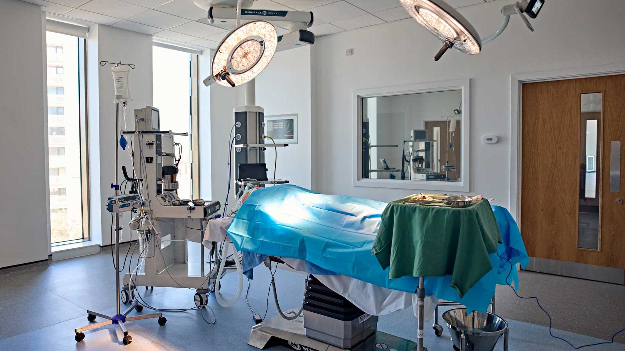 Simulated operating theatre, simulating operating theatre environment